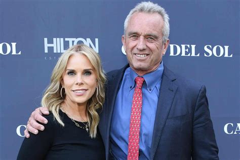 Naked RFK Jr. Makes Appearance in Wife Cheryl Hines Video。